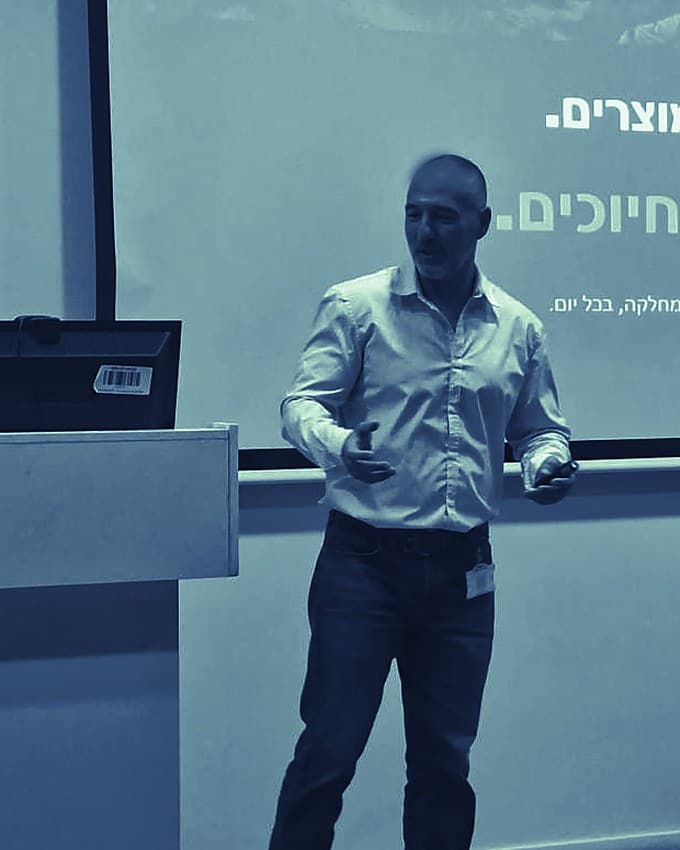 ירון בן אלי מרצה מול קהל