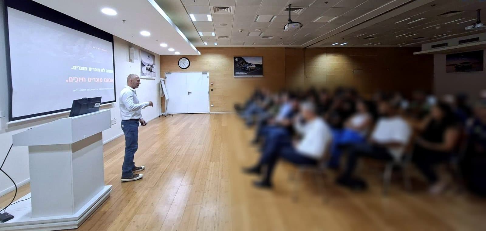 ירון בן אלי מעביר הרצאה מול אולם מלא - הרצאה על מנהיגות